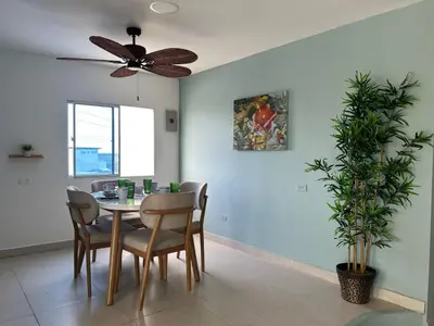 a dining room with a table and a ceiling fan at Acogedor apartamento con súper ubicación in Barranquilla