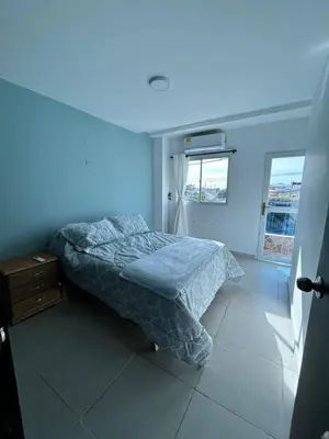 a bedroom with a bed in a blue room at Acogedor apartamento con súper ubicación in Barranquilla