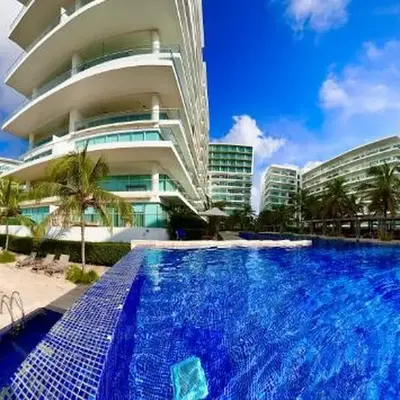 Mar y piscina gigante en el caribe