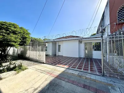a house with a fence and a driveway at Moderno apartamento privado con parqueadero in Barranquilla