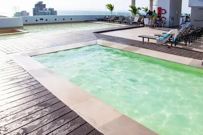 a swimming pool on the roof of a building at Hermoso Apartamento con Piscina 1 Habitacion CMC66 in Cartagena de Indias