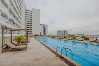 a swimming pool on the roof of a building at Encantador y moderno estudio con piscina a pasos del aeropuerto in Cartagena de Indias
