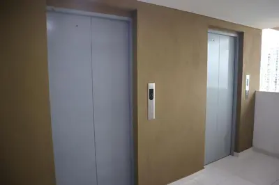 a hallway with a door with a cell phone on it at Cartagena Piscina, playa y cerca centro Historico in Cartagena de Indias