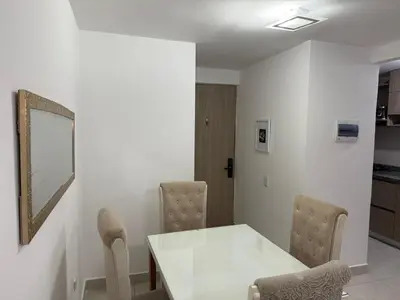 a dining room with a white table and chairs at Exclusividad en el corazón de Barranquilla in Barranquilla