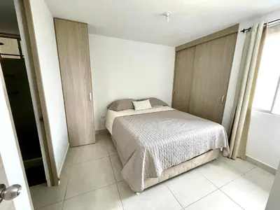 a small bedroom with a bed and a window at Exclusividad en el corazón de Barranquilla in Barranquilla