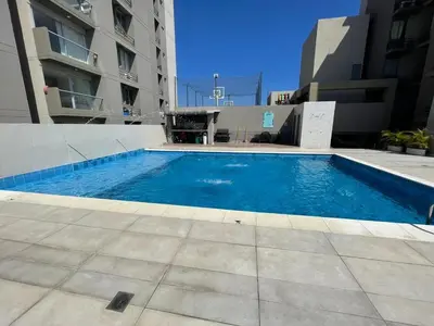 a swimming pool in the middle of a building at Exclusividad en el corazón de Barranquilla in Barranquilla