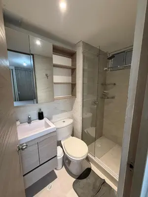 a bathroom with a toilet and a shower and a sink at Exclusividad en el corazón de Barranquilla in Barranquilla
