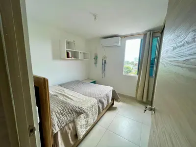 a small bedroom with a bed and a window at Exclusividad en el corazón de Barranquilla in Barranquilla
