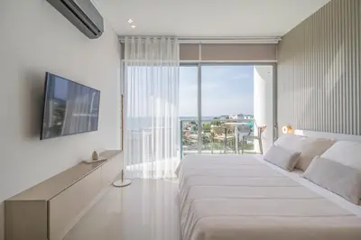 a bedroom with a large bed and a large window at Luxury a 100 Mts del Mar en Edificio SeaWay in Cartagena de Indias