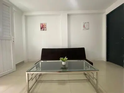 a glass coffee table in a living room with a couch at Cómodo & Económico Apartamento en La boquilla BBB 4 pax in Cartagena de Indias