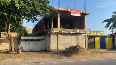 a building on the side of a street with aruction at Cómodo & Económico Apartamento en La boquilla BBB 4 pax in Cartagena de Indias
