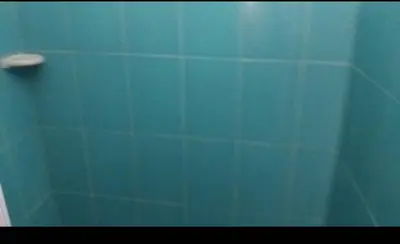 a bathroom with a blue bath tub with at Hospedaje el floral in Tolú