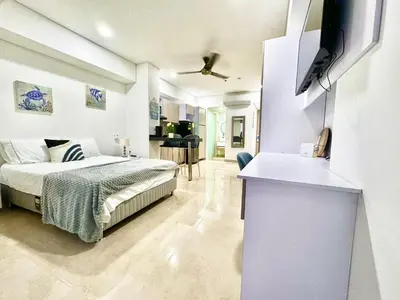 a bedroom with a bed and a desk in it at CARTAGENA BEACHT - APARTAESTUDIO A 100 mt del mar - Piscina, Jacuzzi in Cartagena de Indias