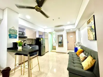 a living room with a green couch and a kitchen at CARTAGENA BEACHT - APARTAESTUDIO A 100 mt del mar - Piscina, Jacuzzi in Cartagena de Indias