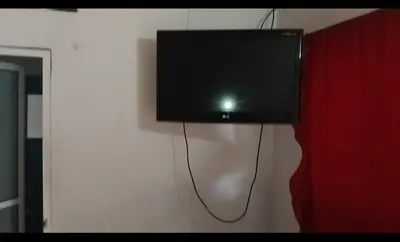 a flat screen tv hanging on a wall at Hospedaje el Floral in Tolú