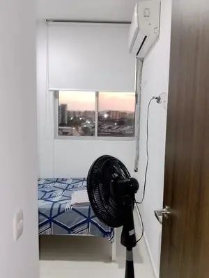 a room with a fan in a room with a bed at Apartamento de 3 habitaciones, al norte de Barranquilla, via a Cartagena, aire acondicionado en sala y todas las habitaciones, excelenten para trabajo o descanso in Barranquilla