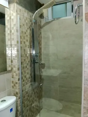 a glass shower in a bathroom with a toilet at Apartamento de 3 habitaciones, al norte de Barranquilla, via a Cartagena, aire acondicionado en sala y todas las habitaciones, excelenten para trabajo o descanso in Barranquilla