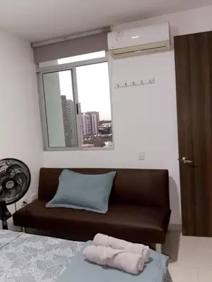 a living room with a couch and a window at Apartamento de 3 habitaciones, al norte de Barranquilla, via a Cartagena, aire acondicionado en sala y todas las habitaciones, excelenten para trabajo o descanso in Barranquilla
