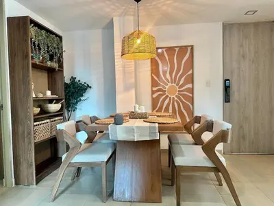 a dining room with a table and some chairs at Apto Familiar Moderno Cerca de Todo en Coveñas in Coveñas