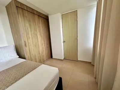 a bedroom with a bed and two closets in it at Apto Familiar Moderno Cerca de Todo en Coveñas in Coveñas