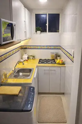 a small kitchen with a sink and a microwave at Apartaestudio Económico a una cuadra de la Playa in Cartagena de Indias