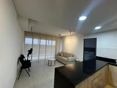 a kitchen and living room with a couch and a television at Sensacional Apartamento Serena del Mar in Serena del Mar