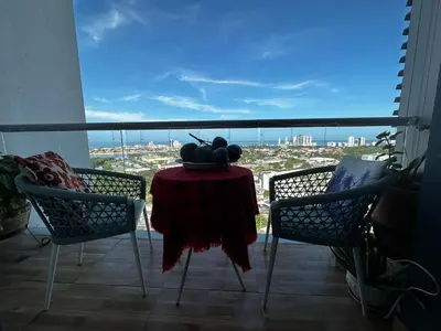 a table with a bowl of fruit on it on a balcony at Lujoso apartamento frente al Castillo de San Felipe in Cartagena de Indias