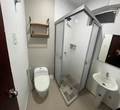 a bathroom with a shower and a toilet and a sink at Modern apartment in Boston, Sincelejo in Sincelejo