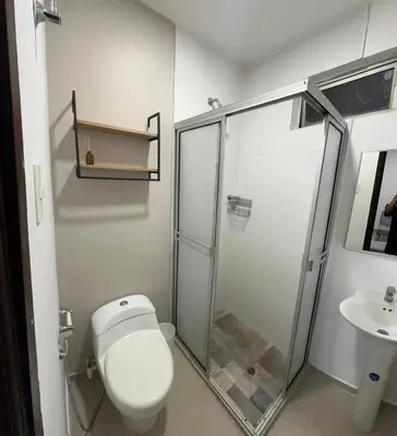 a bathroom with a toilet and a shower and a sink at Modern apartment in Boston, Sincelejo in Sincelejo