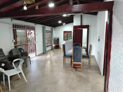 a dining room with a table and chairs at Casa 550 in Turbaco