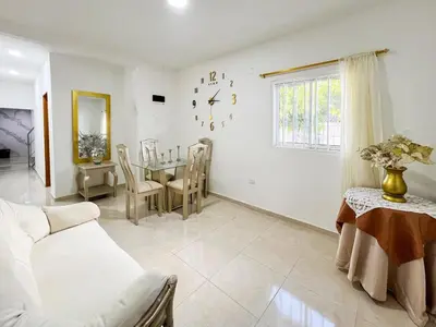 a living room with a table and a couch at Apartamento en Torices, sector turistico in Cartagena de Indias