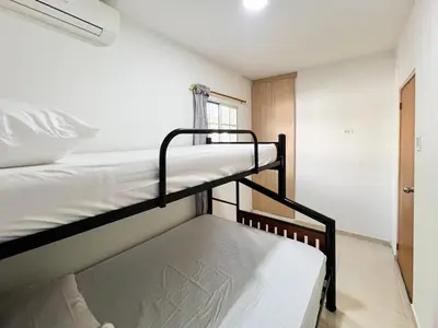 a room with two bunk beds and a window at Apartamento en Torices, sector turistico in Cartagena de Indias