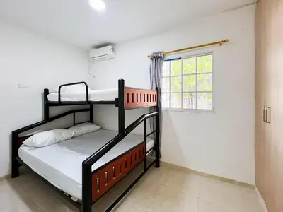 a bedroom with two bunk beds and a window at Apartamento en Torices, sector turistico in Cartagena de Indias