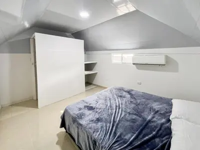 a bedroom with a bed and a white wall at Apartamento en Torices, sector turistico in Cartagena de Indias