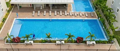 an overhead view of a swimming pool at a hotel at apartment near the beach con piscina, gym y coworking in Manzanillo del Mar