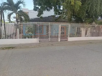 a white picket fence in front of a house at shanty guest hostal in Cartagena de Indias