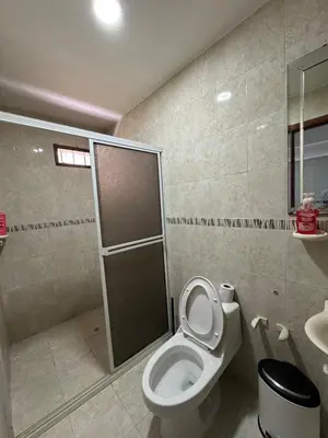 a bathroom with a toilet and a shower at Cabaña la fortuna in Turbaco