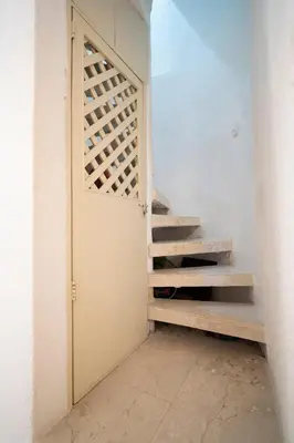 a room with stairs with a door and a stair case at San Diego Acogedor Duplex cerca a Bóvedas in Cartagena de Indias