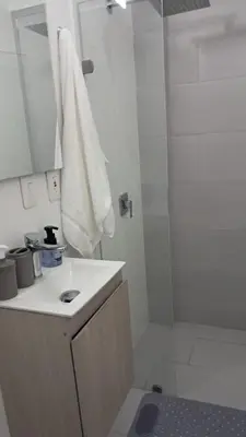 a white bathroom with a shower and a sink and a shower at Dúplex en Bocagrande Cartagena Piscina, jacuzzi y a 2 cuadras del mar in Cartagena de Indias