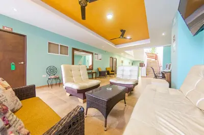 a living room with a couch and chairs at Hotel El Viajero #2 in Cartagena de Indias