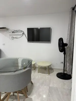 a room with a table and a tv on the wall at Apartamento en Zona Estratégica de Barranquilla in Barranquilla