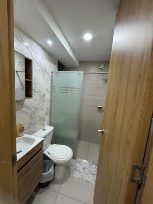 a bathroom with a shower and a toilet and a sink at Apartamento en Zona Estratégica de Barranquilla in Barranquilla