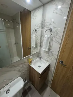 a bathroom with a sink and a toilet and a mirror at Apartamento en Zona Estratégica de Barranquilla in Barranquilla