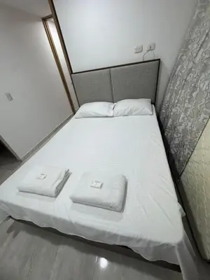 a bed in a room with two towels on it at Apartamento en Zona Estratégica de Barranquilla in Barranquilla