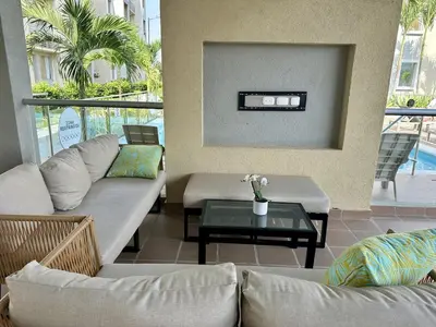 a living room with two couches and a table at Apartamento Familiar cerca del la Playa in Cartagena de Indias
