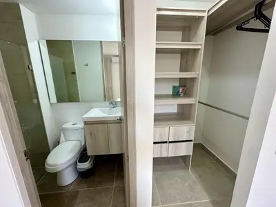 a bathroom with a toilet and a sink and a mirror at Apartamento Familiar cerca del la Playa in Cartagena de Indias