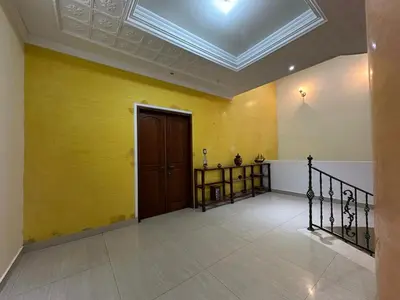 a hallway with a door and a yellow wall at Casa Rey Colonial 1910 Manga - 7 Habitaciones in Cartagena de Indias