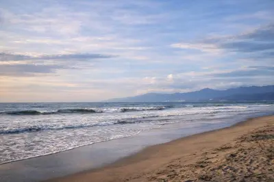 a sandy beach with waves in the ocean at Villa Liz in Puebloviejo