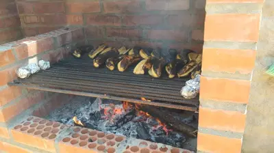a bunch of bananas sitting on a grill at CABAÑA el EDEN in Santa Veronica