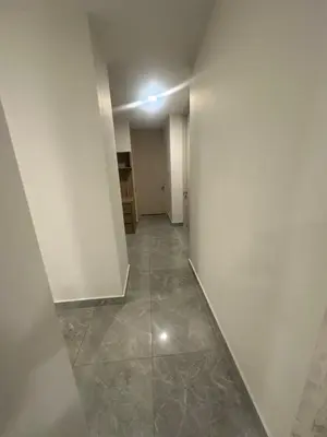 an empty hallway with white walls and a tile floor at Apartamento cerca Malecón y CC mall plaza in Barranquilla
